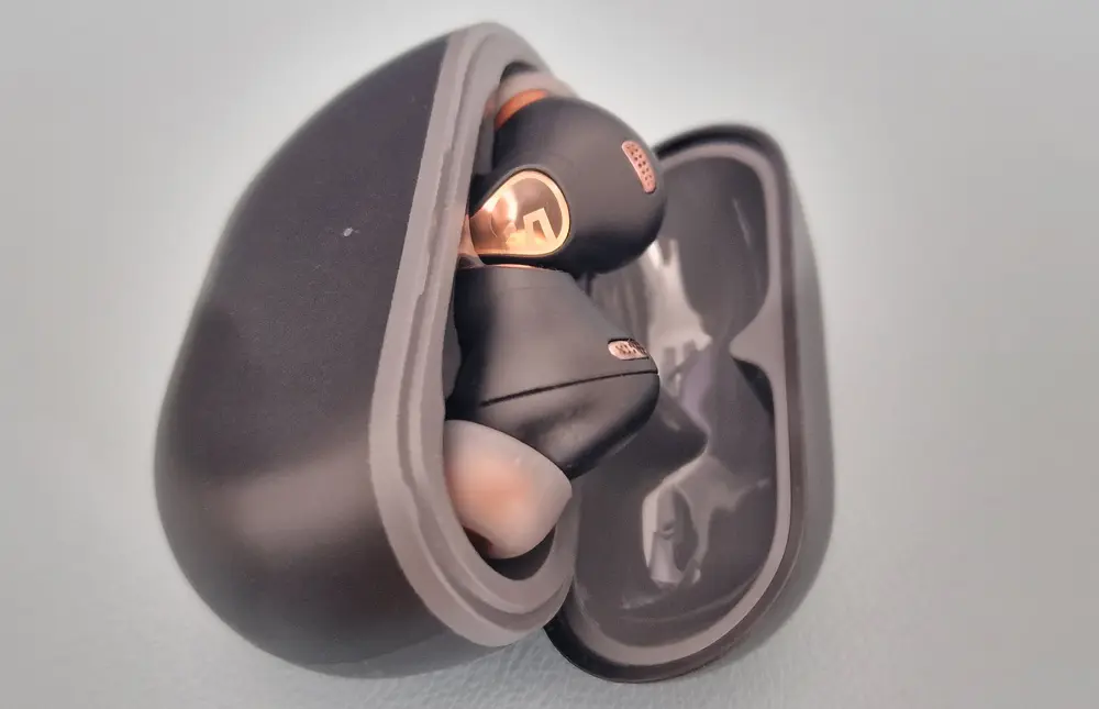 capsule 3 pro earbuds in case